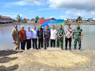 Sukseskan Ketahanan Pangan, Danlanal Kendari Tebar Benur di Moramo