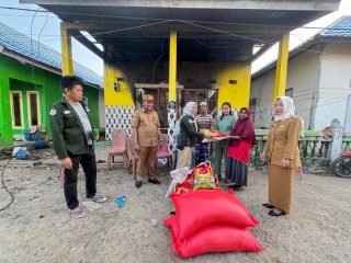 Penyerahan Bantuan Pjs. Bupati Konawe Utara Untuk Korban Kebakaran Di Desa Kampoh Bunga, Kecamatan Wawolesea