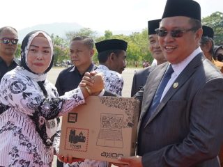 Pimpin Apel Setelah Cuti Bupati Ruksamin Serahkan Leptop Gratis ke Puluhan Guru Penggerak di Konawe Utara