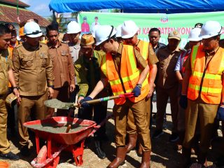 Bupati Konut Letakkan Batu Pertama Pembangunan Stadion Mini Konasara di Molawe Bukti Dukungan Kepada Dunia Olahraga