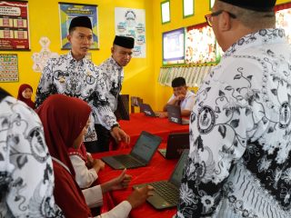 Bupati Konawe Utara Resmikan Program Digitalisasi dan Jaringan PLTS di SDN 5 Asera, Komitmen Tingkatkan Kualitas Pendidikan